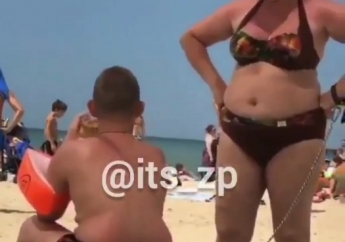 50 оттенков Кирилловки - на пляже женщина посадила на цепь подростка (видео)