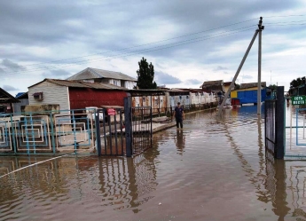 Спасатели откачивают воду, которая затопила базы отдыха в Кирилловке (фото)