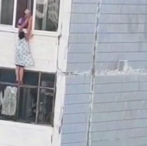 В Запорожье женщина едва не сорвалась с балкона девятого этажа (видео)