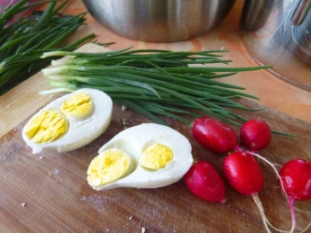 Куриные яйца с дефектами: безопасно ли их есть 