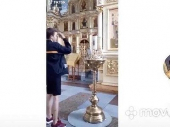Подросток прикурил от свечи в церкви ради скандального видео