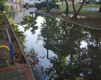 В Мелитополе после рекордного ливня затопило двор многоэтажки (фото)