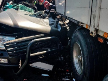 В Киеве внедорожник разбился об грузовик: есть погибший, фото