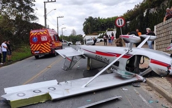 В Бразилии легкий самолет упал на улицу (видео)