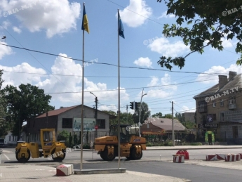 В Мелитополе на самой длинной улице уже укладывают асфальт (фото, видео)