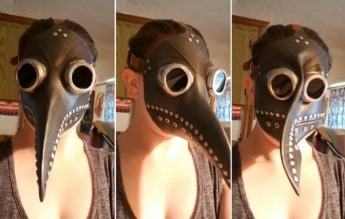 Девушка купила себе маску "чумного доктора" и вызвала в сети приступ смеха (фото, видео)