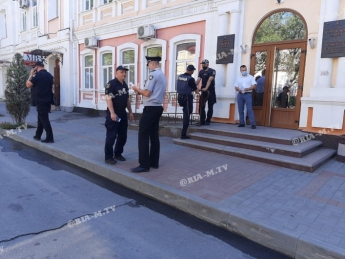 В Мелитополе на входе в мэрию дежурят полицейские – депутаты собираются на сессию (фото)