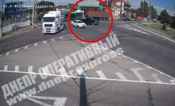 В Днепре на Калиновой грузовик столкнулся с автобусом №38: образовалась огромная пробка (Видео момента ДТП)