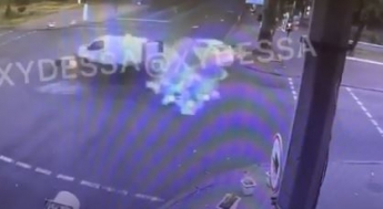 ДТП с авто полиции в Одессе попало на видео - удар был страшной силы