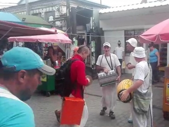 В Мелитополе кришнаиты развлекают посетителей и торгующих на центральном рынке - откуда они взялись (видео)