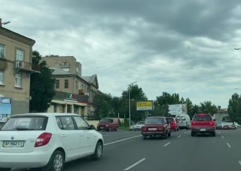 Пробка наоборот - в Мелитополе машины стоят в тянучке по дороге с моря (видео)