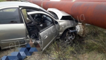 У водителя оторвался тромб - автомобиль влетел под теплотрассу в Запорожской области (фото)
