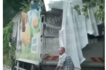 В Киеве водитель грузовика не вписался в путепровод по высоте - он снес половину крыши (видео)
