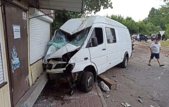 На Киевщине микроавтобус врезался в магазин (фото)