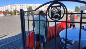 Зачем ехать в объезд: в Харькове на видео сняли целый 