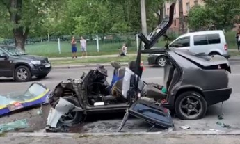 В Киеве Mercedes влетел в маршрутку и превратился в груду металла (видео)