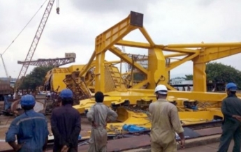 В Индии во время установки упал 70-тонный кран, 11 погибших