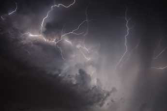 Молния в Кирилловке ударила параллельно морю - невероятное зрелище (видео)