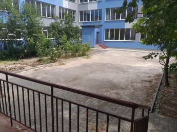 Во дворе мелитопольской школы хотят оборудовать беседку со скамейками