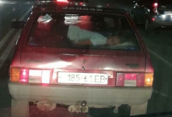 В Киеве пассажира авто заметили в необычной позе - фото обескуражило сеть