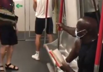 Пассажира без маски забавно проучили в метро - это видео взорвало интернет