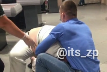 В Запорожье в АТБ жестко задержали покупателя, отказавшегося надеть маску (видео)