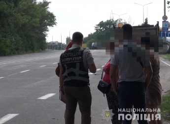 В Запорожье полицейские проводили воспитательные беседы с уличными проститутками (фото)