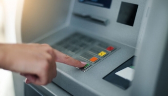 В центре Запорожья на банкомате мошенники установили накладку для кражи денег (фото)