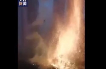 Молния попала в небоскреб в Китае - очевидец снял зрелищное видео с "огненным дождем"