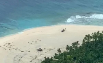 В Тихом океане спасли людей благодаря надписи SOS на песке (видео)