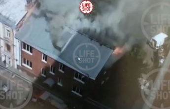 В России вспыхнул мощный пожар в хостеле - десятки людей спасают из огня (видео)