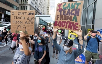 Учителя в США вышли на митинг против возобновления работы школ (видео)