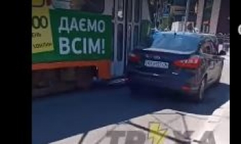 В Харькове девушка отметилась "феерической" парковкой - на такое решатся не все