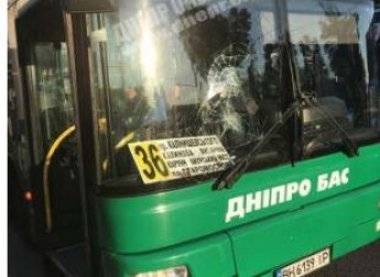 Резко затормозил: в Днепре на Академика Образцова Fiat "подрезал" автобус, двое пассажиров получили травмы (фото)