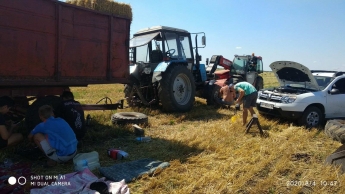 Трактор пробил все колеса: в Запорожской области на поле устроили диверсию (ФОТО)
