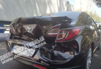 В Днепре на Янтарной грузовик врезался в Mazda: фото