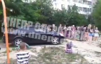 В Днепре "автохам" заехал на детскую площадку: видео
