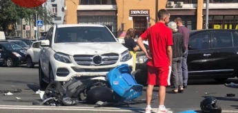 В центре Киева столкнулись два авто и скутер пиццерии Domino's: есть пострадавший (фото и видео 18+)