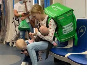Мать с детьми стала звездой сети после фото в метро - теперь у нее неприятности (фото)