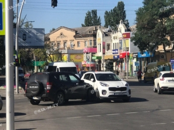 В Мелитополе на центральном проспекте в ДТП попали иномарки (фото, видео)