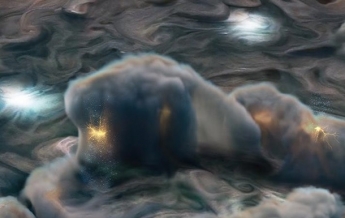 В NASA показали неожиданные "искры" на Юпитере (фото)