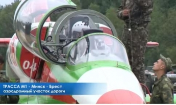 В Беларуси военные самолеты сели прямо на трассу - видео поражает