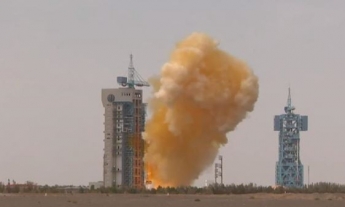 В Китае при запуске ракеты образовалось желтое облако (видео)