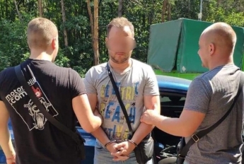 Под Киевом мужчина открыл стрельбу по автомобилю, пострадала девушка