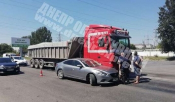 В Днепре на Донецком шоссе фура врезалась в легковушку: фото