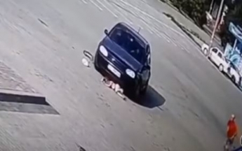 В Дрогобыче водитель трижды переехал 4-летнюю девочку - жуткое видео