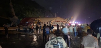 В Индии самолет после посадки раскололся напополам: есть жертвы и много раненых