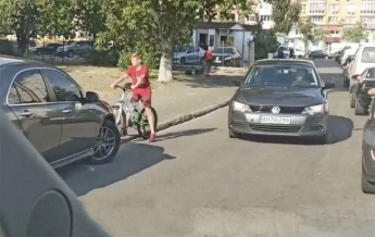 В Киеве дети заблокировали водителя-нарушителя, но им чуть не "влетело" (видео)