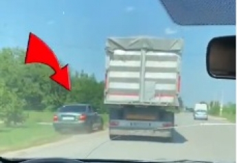 По дороге на Запорожье дальнобойщик таранил водителей, пытающихся его обогнать - кадры не для слабонервных (видео)