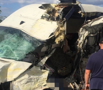 Водитель и трое пассажиров маршрутки погибли в результате лобового столкновения с грузовиком. ФОТО